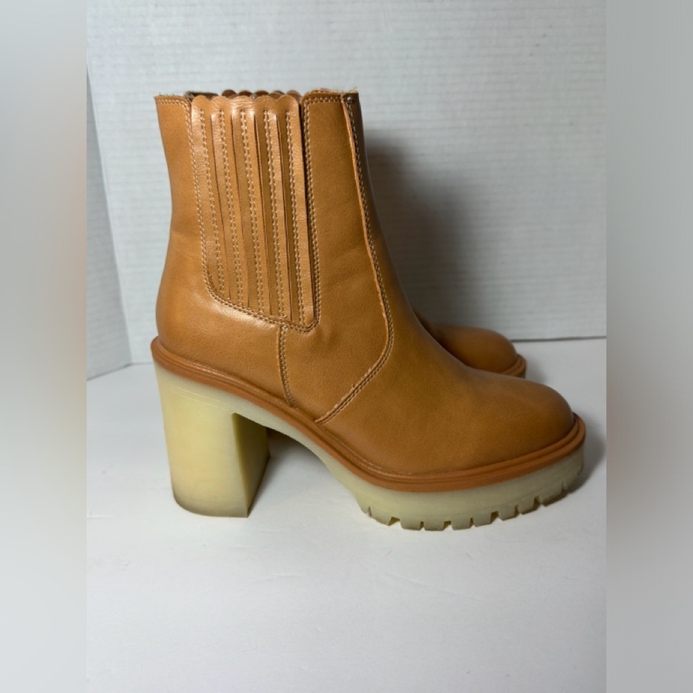 Oasis Society Tan Ankle Boots Lug Sole Block Heel Zip Booties Sz 6 ( runs large)